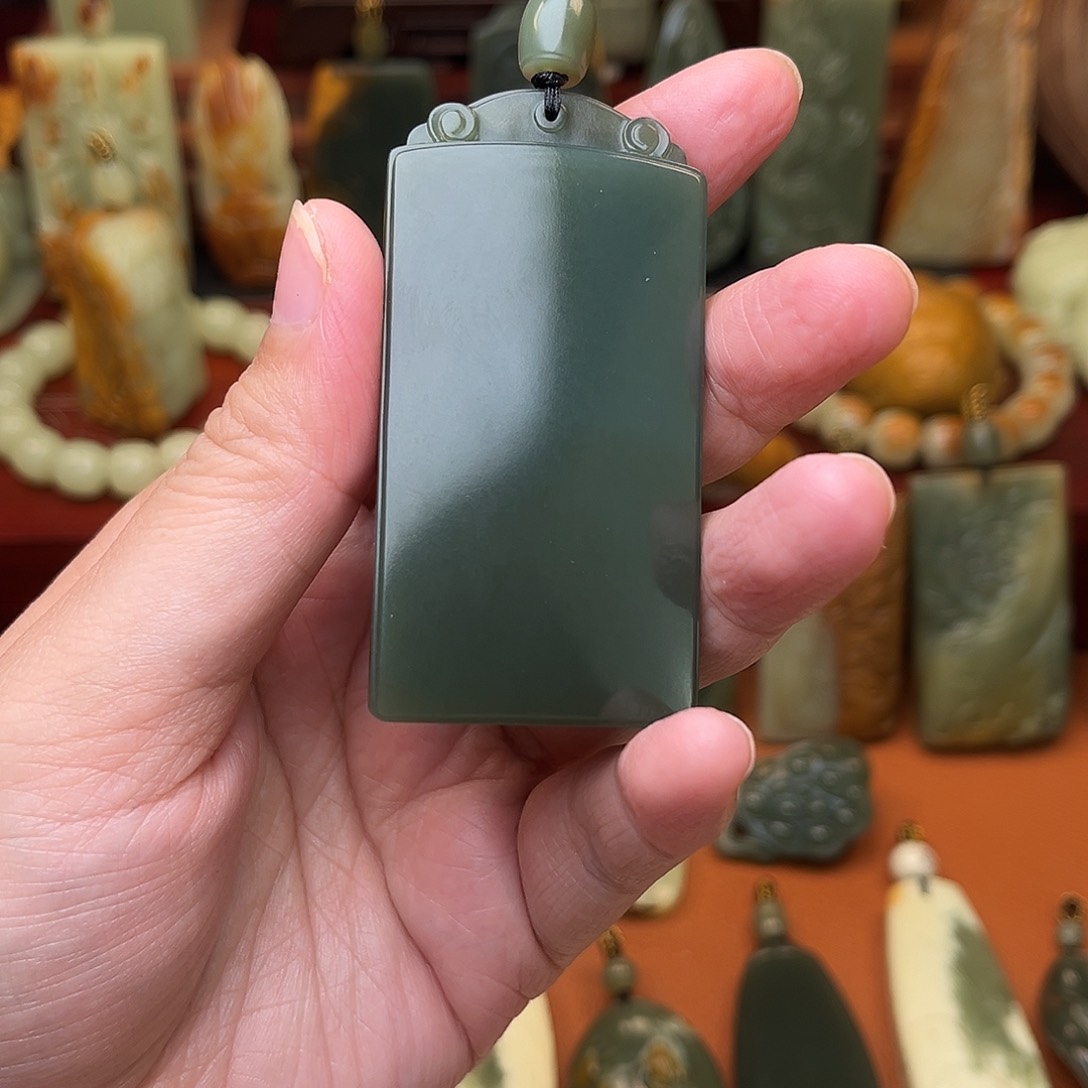 岫岩老玉（透闪石质玉）颈饰未镶嵌煤*