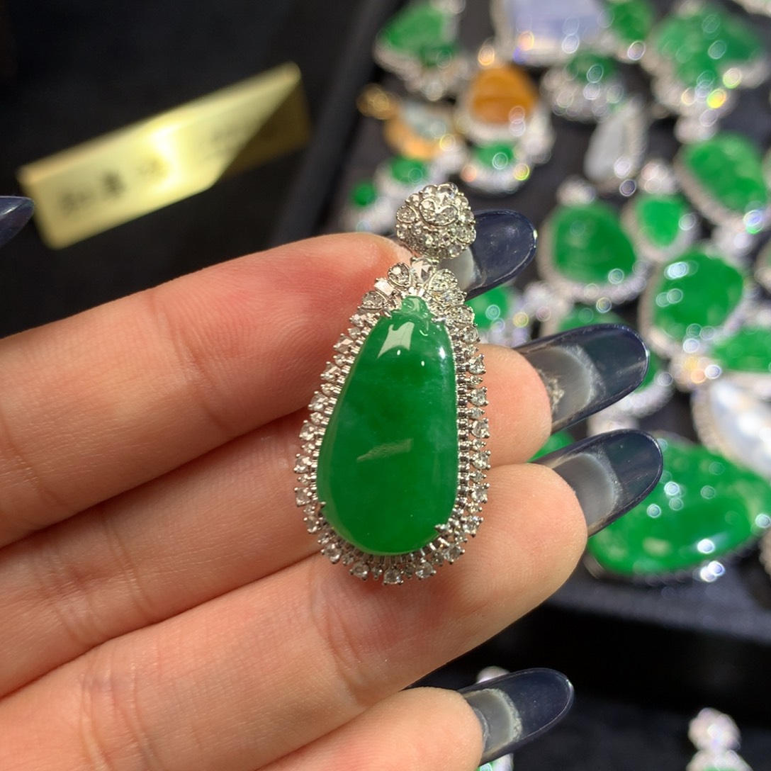 翡翠挂件18K金镶嵌瓜