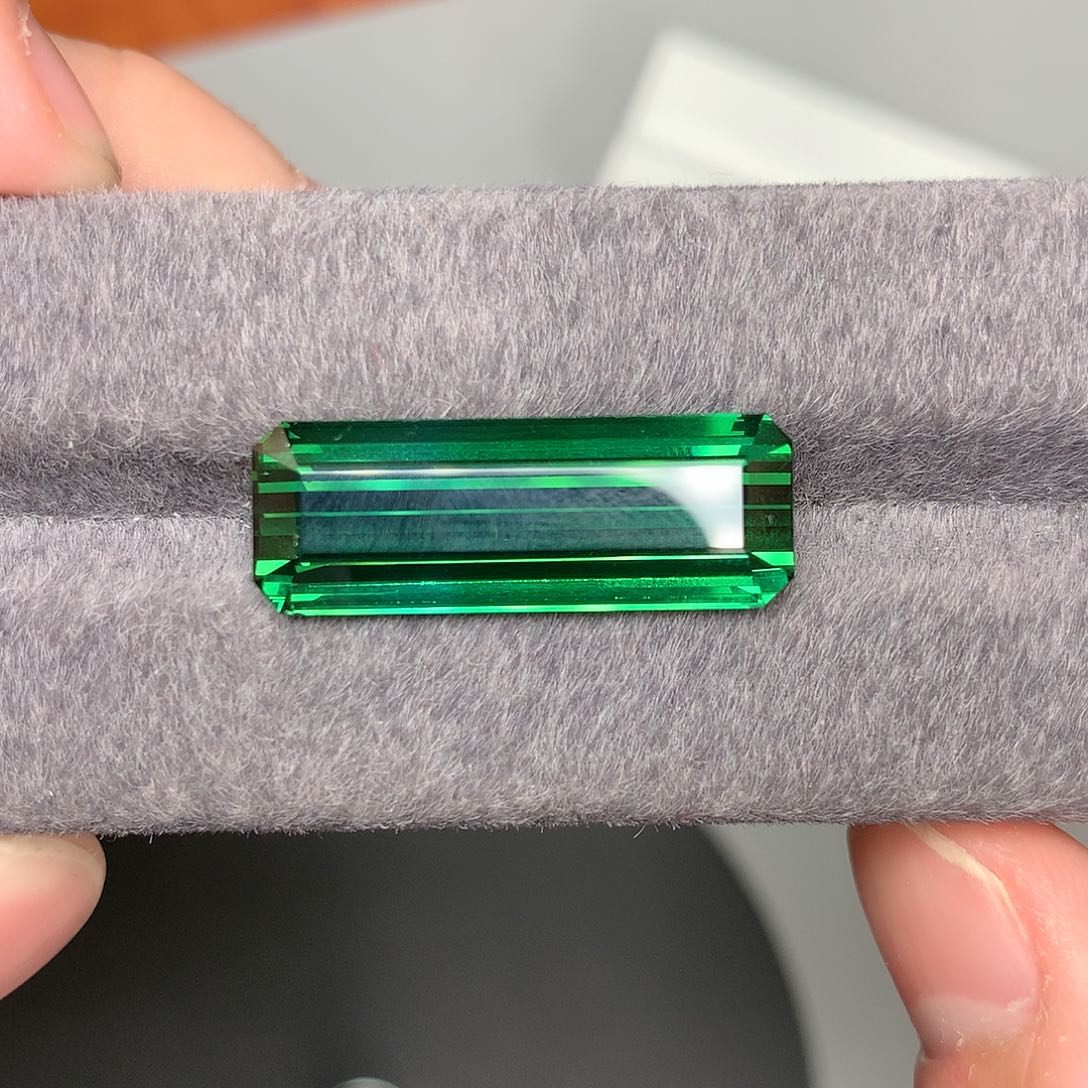 碧玺珠宝奇石未镶嵌电光绿碧玺18.26克拉未镶嵌