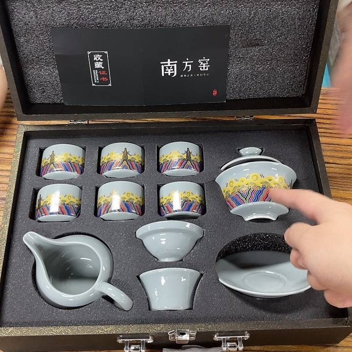 孤品茶具套装等。        