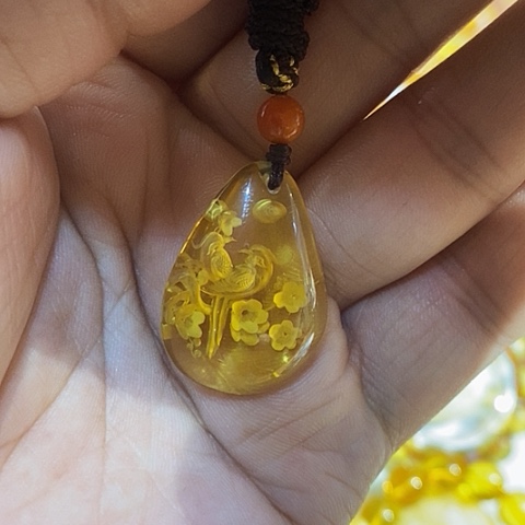 未镶嵌琥珀颈饰雕刻