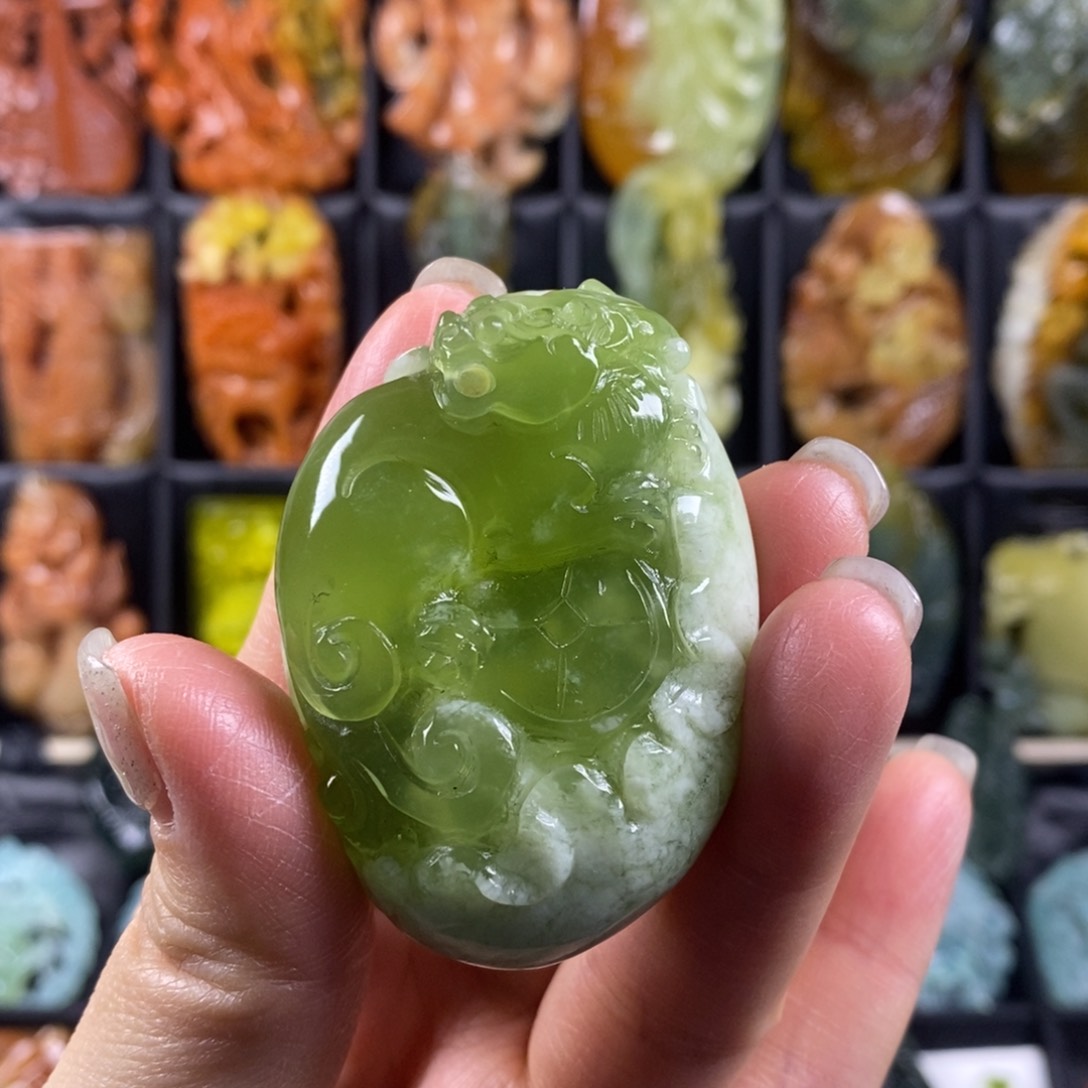 蛇纹石玉颈饰合金