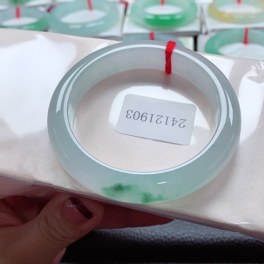 翡翠手镯未镶嵌天然A货翡翠