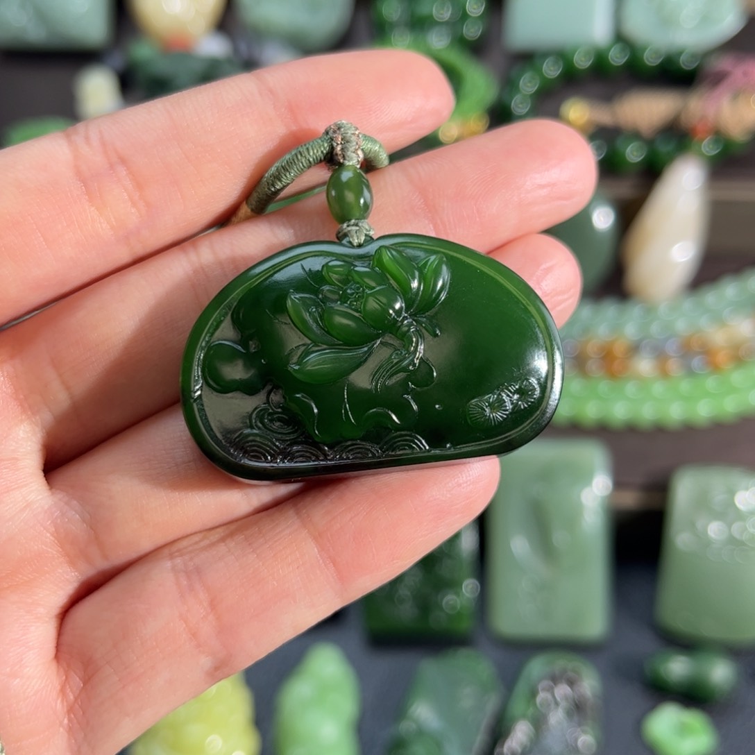 和田玉挂件未镶嵌菠菜绿辣绿莲叶牌定制