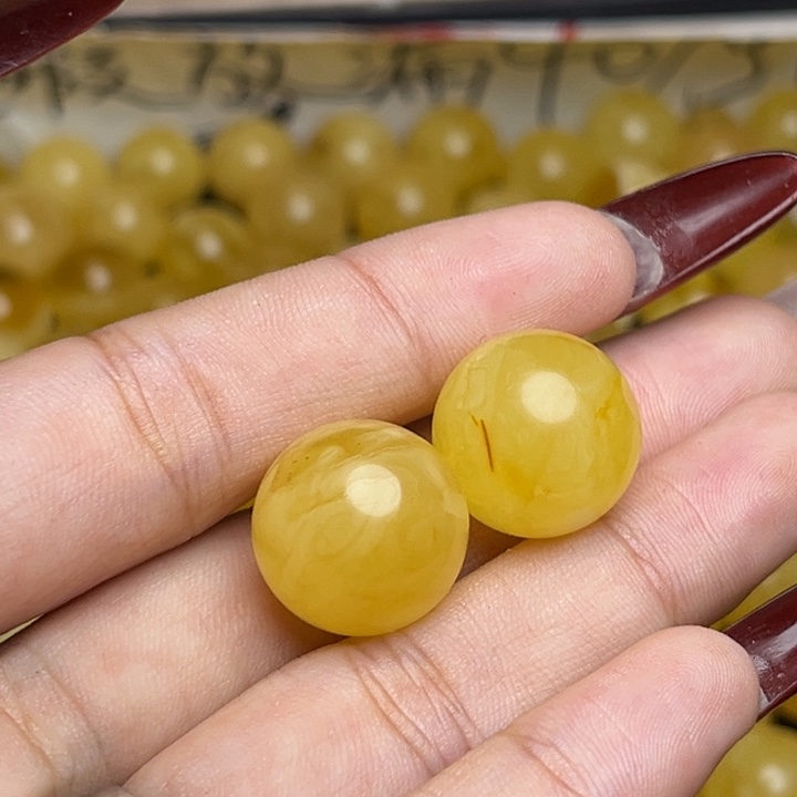 小***年蜜蜡未镶嵌珠宝奇石鸡油黄妖花圆珠一对微瑕