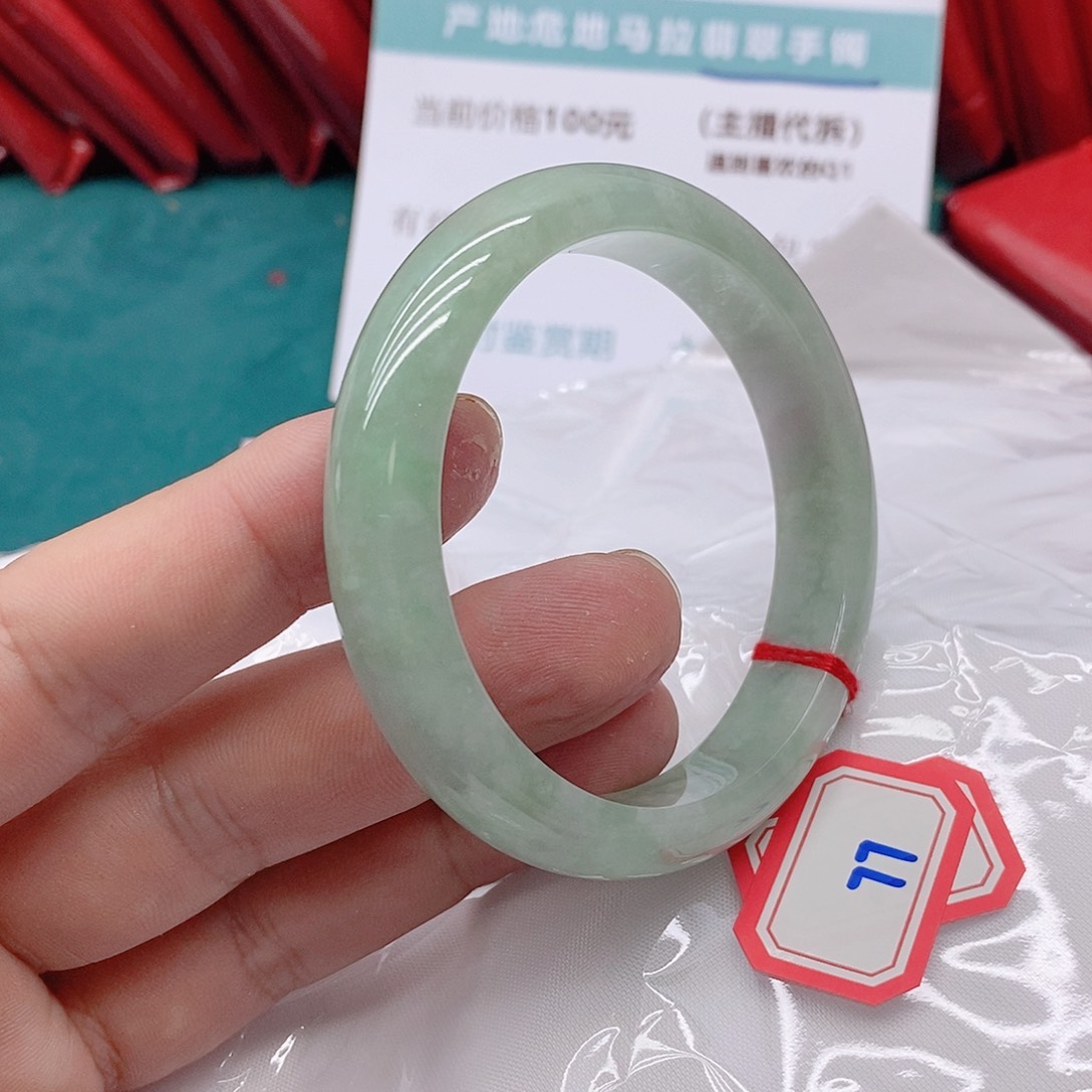 翡翠手镯未镶嵌开***?77777777