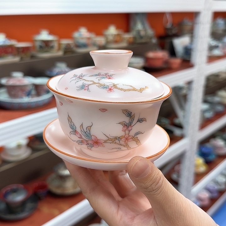 瓷片他还要一套衣服