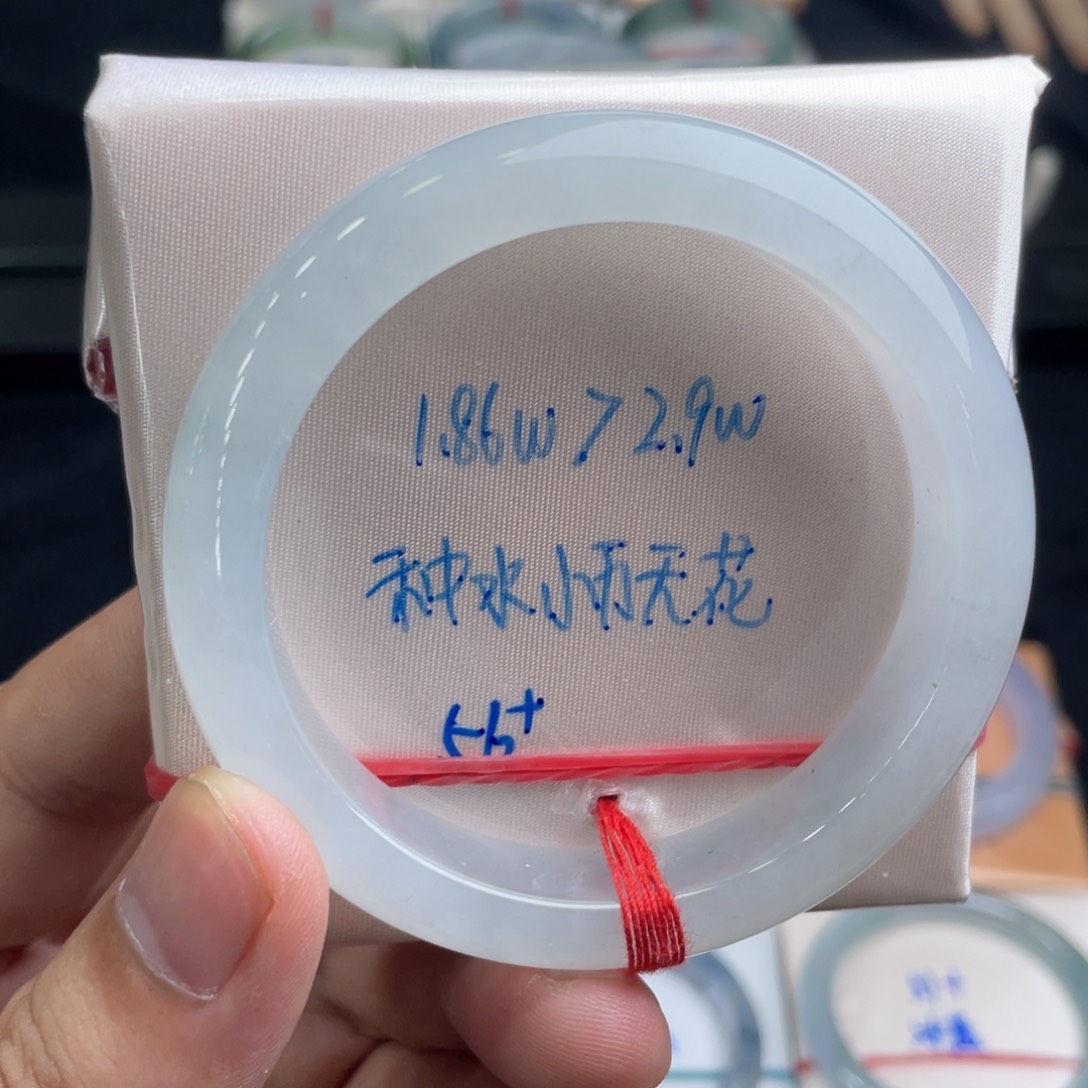 翡翠手镯未镶嵌翡翠手镯