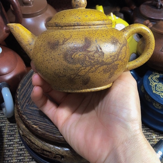 茶壶紫砂原矿泥料手工制作的一把紫砂壶。