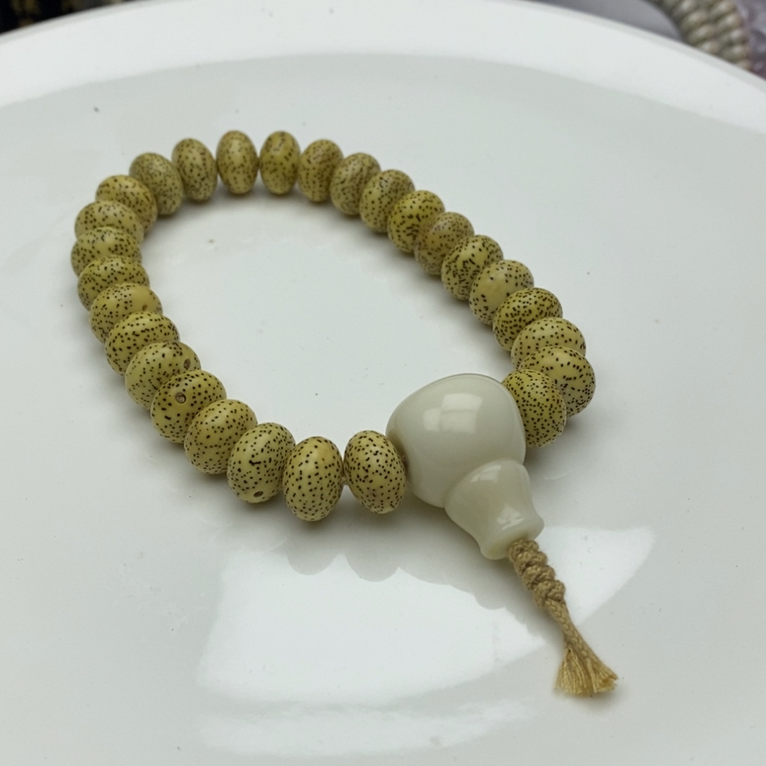 星月菩提吊坠14鸡油黄手持