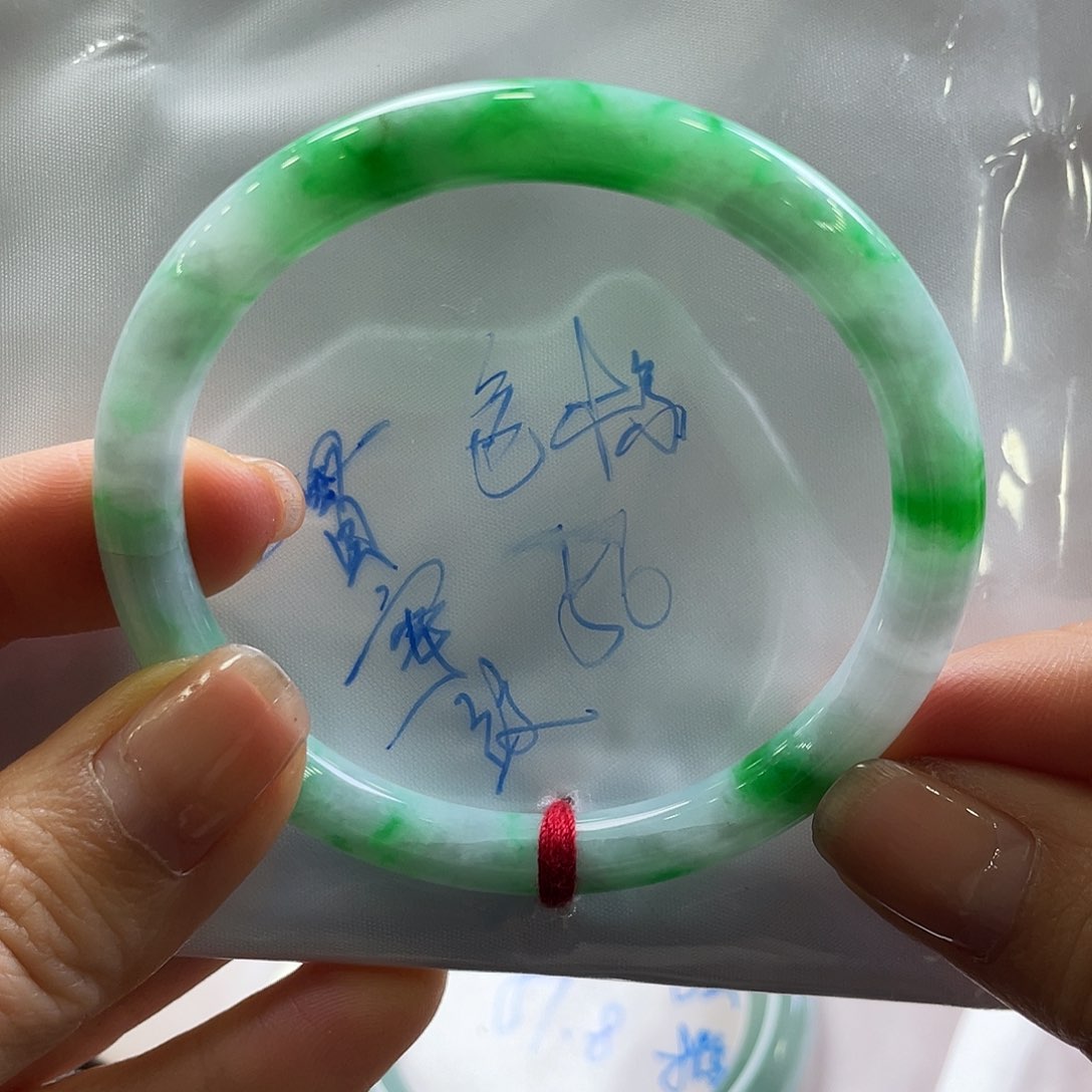 翡翠手镯未镶嵌翡翠手镯