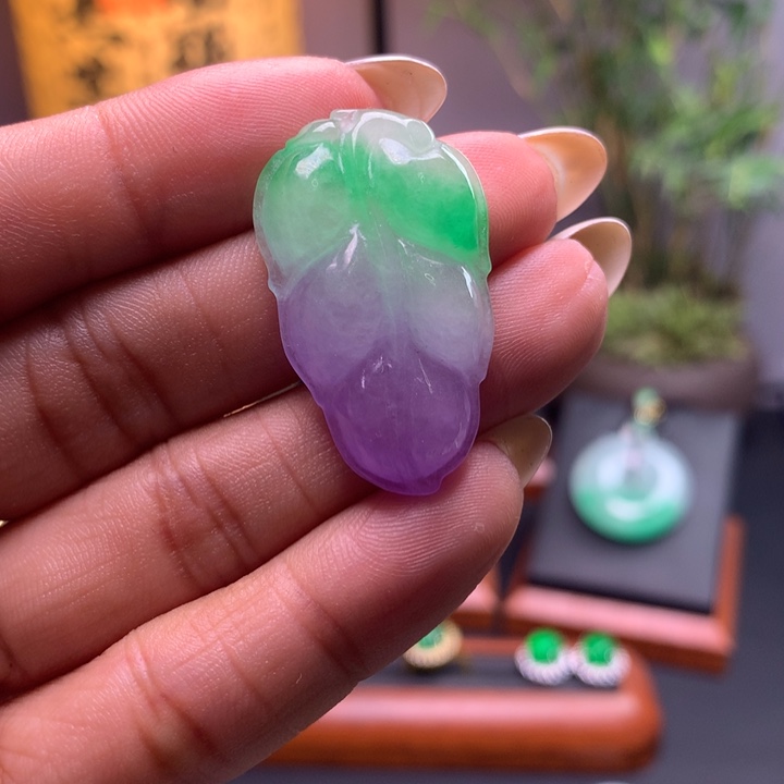 翡翠未镶嵌吊坠(赠链)