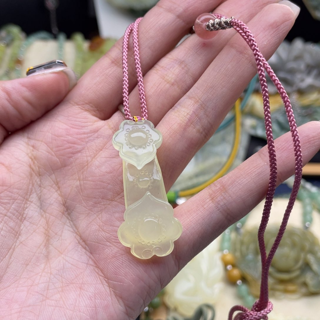 蛇纹石玉颈饰未镶嵌