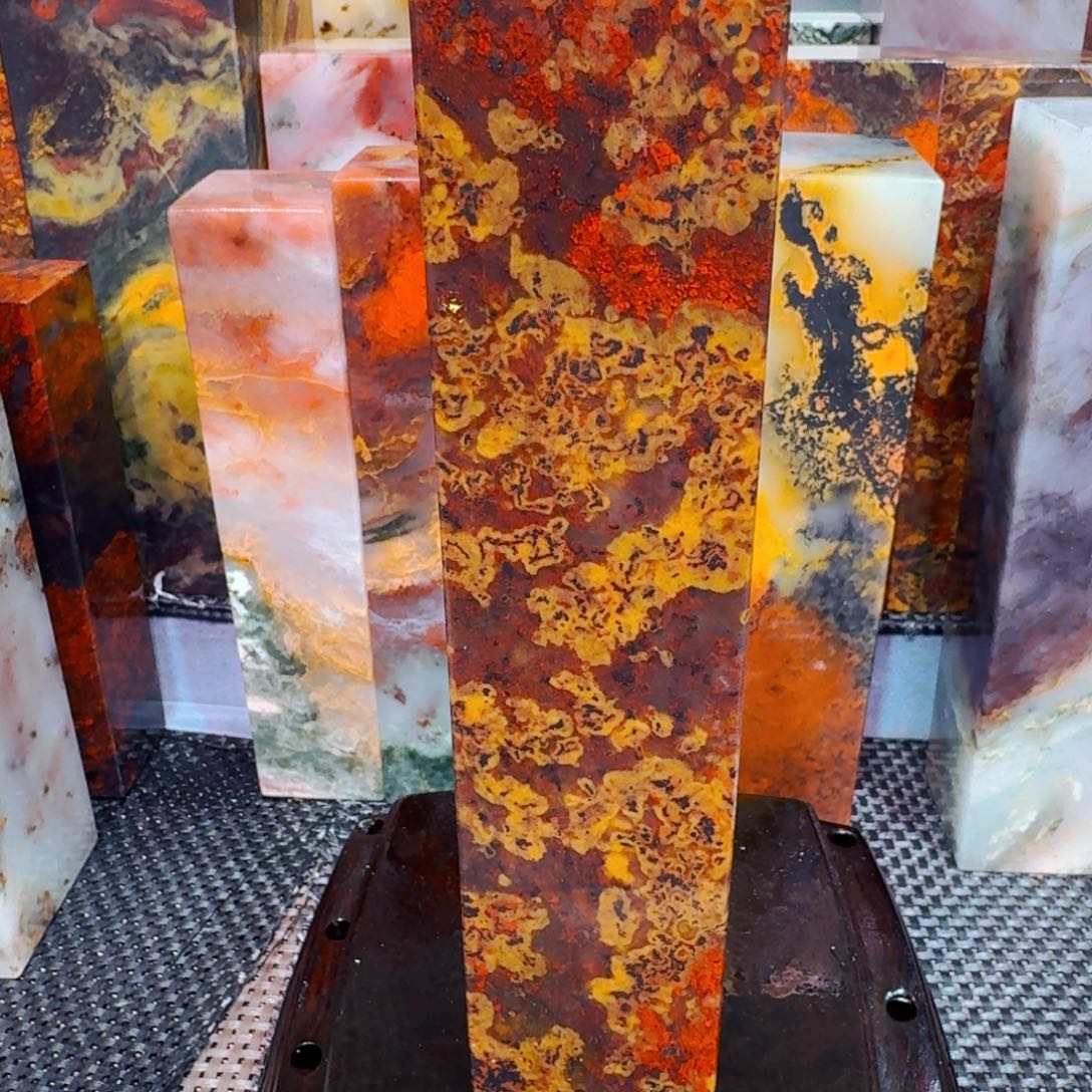 铁桂林鸡血玉老虎洞料