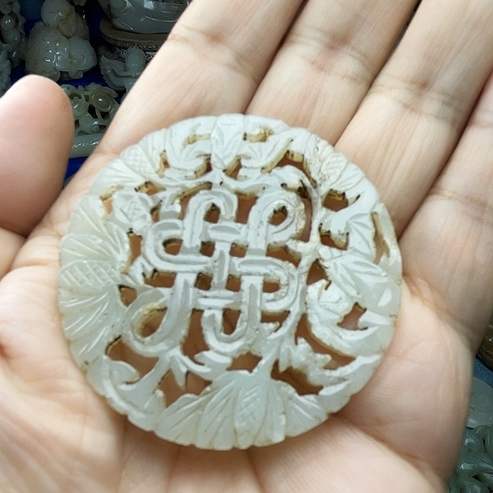 颈饰未镶嵌和田玉（青白玉）