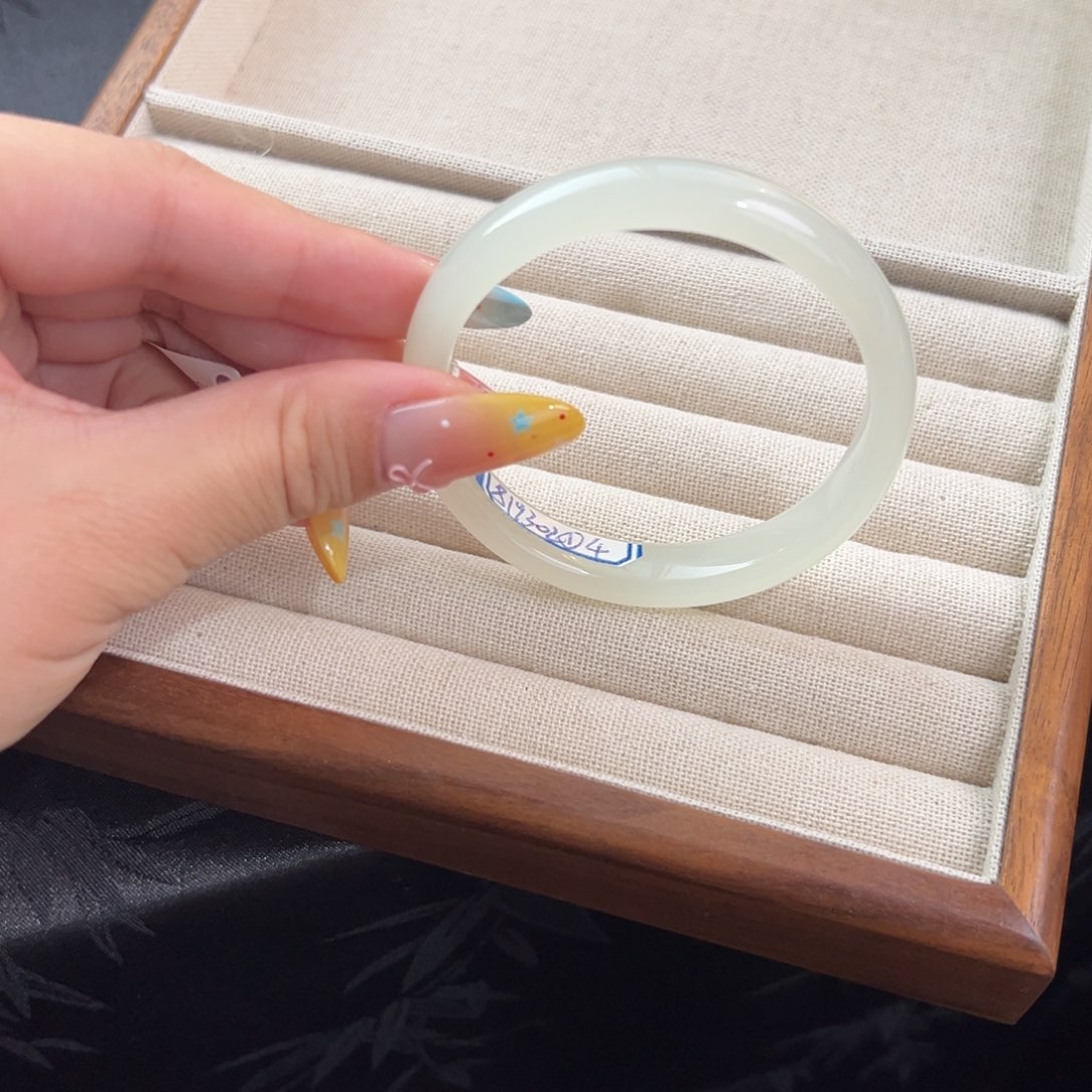 和田玉手镯未镶嵌荔枝冻