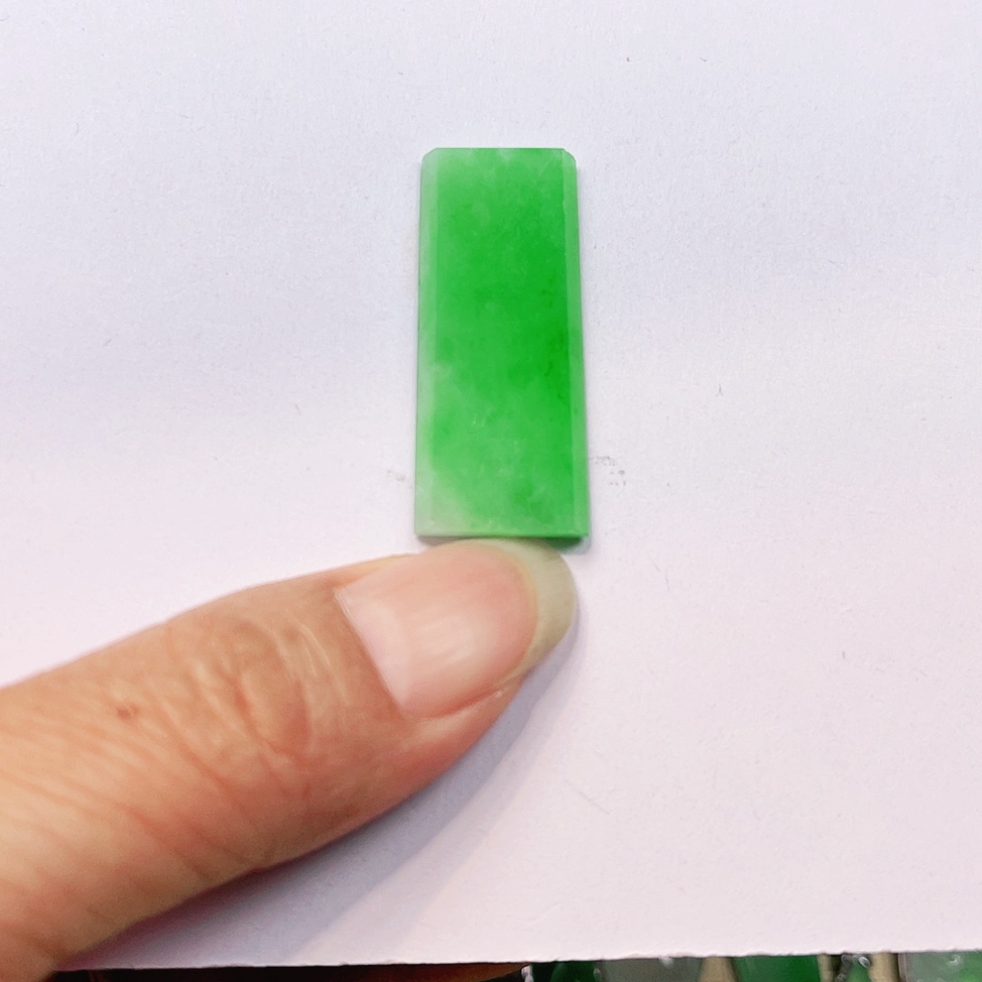 翡翠颈饰未镶嵌祼石