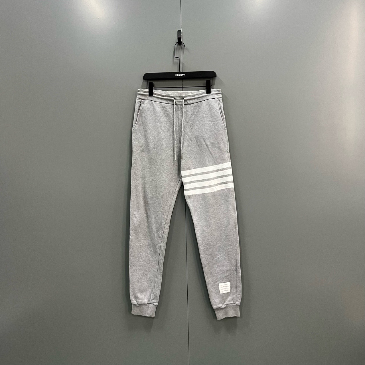 95新 THOMBROWNE (ll) TB 灰色四条纹抽绳卫裤 3 fg207831 污渍