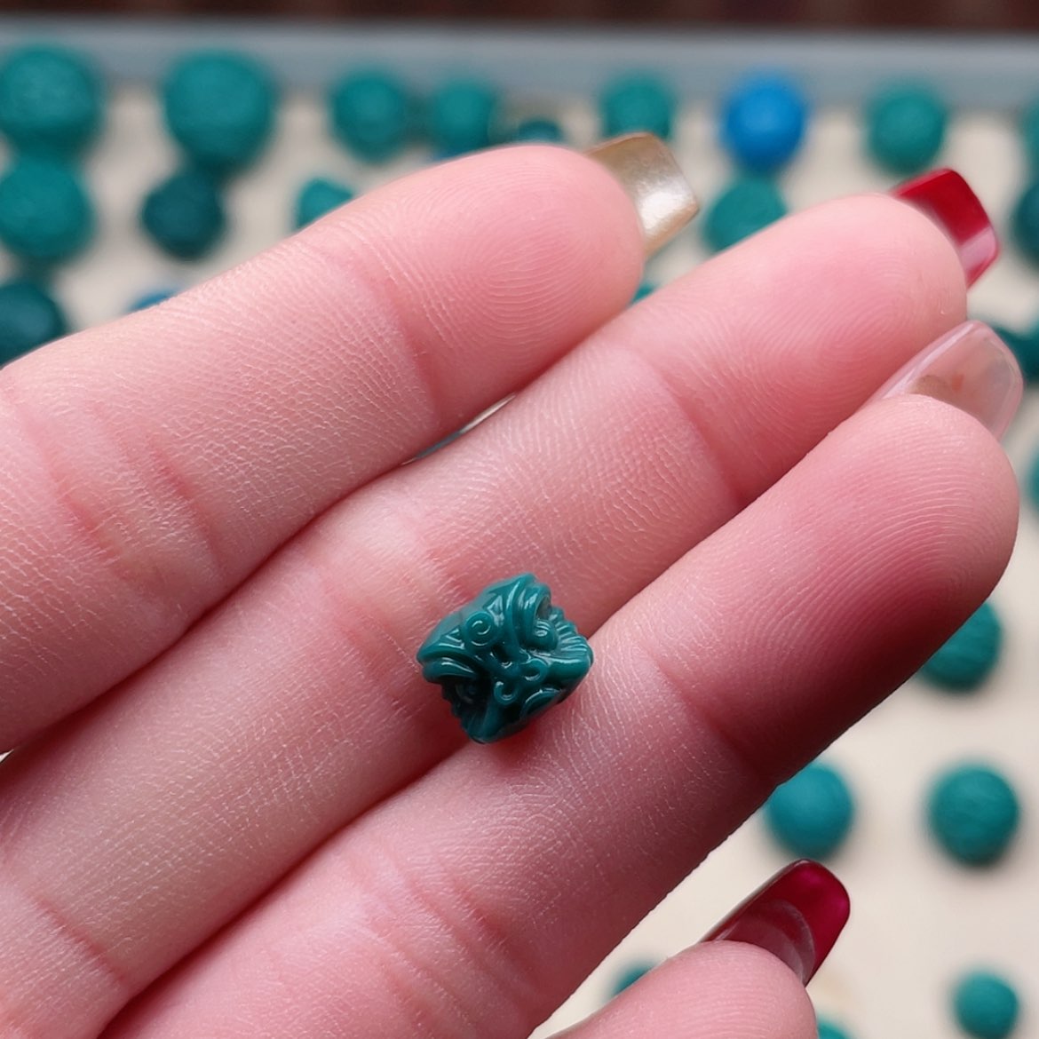 【闪购商品】玻璃颈饰地狱色醒狮8*7左右一个