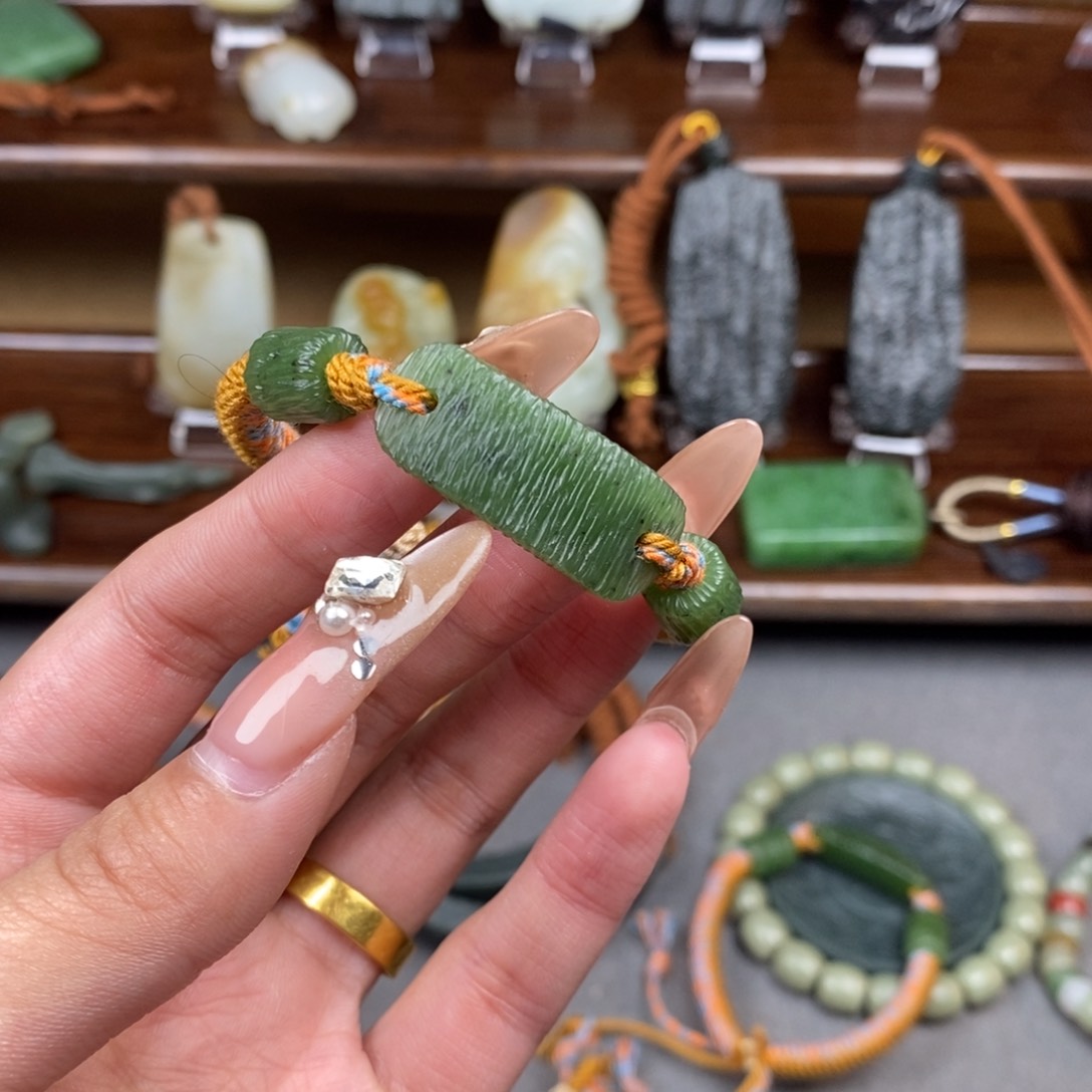 和田玉颈饰未镶嵌名**失