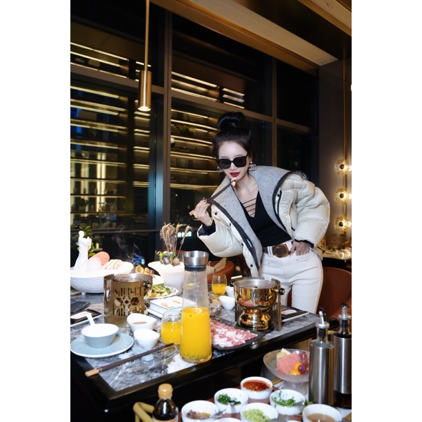 【茹哥】设计感白色鸭绒羽绒服女短款冬新高级灰大牌欧货外套