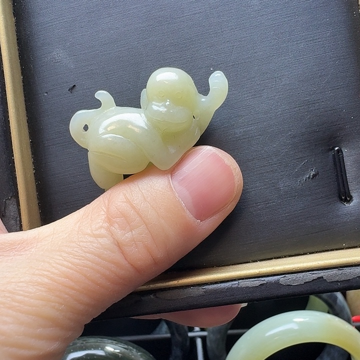 和田玉未镶嵌颈饰猴子