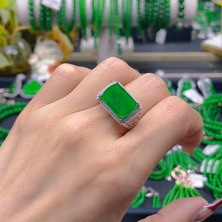 翡翠戒指银S925镶嵌易**深马鞍戒