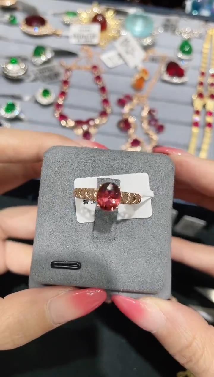  18K金镶嵌碧玺戒指