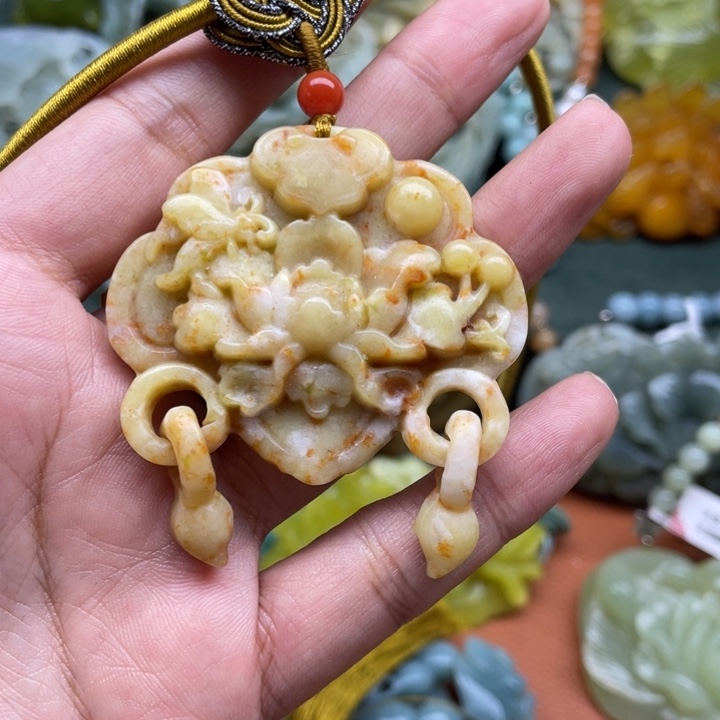 蛇纹石玉吊坠未镶嵌