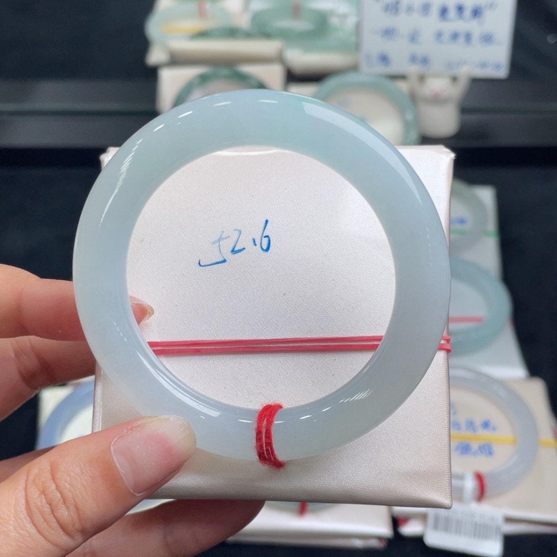 翡翠手镯未镶嵌翡翠手镯