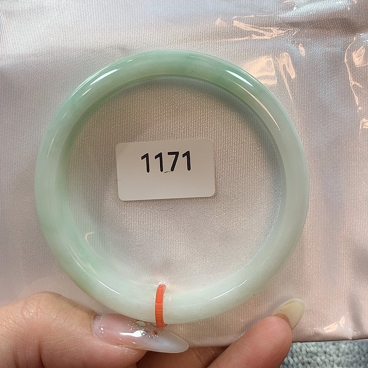 翡翠手镯未镶嵌天然翡翠的55