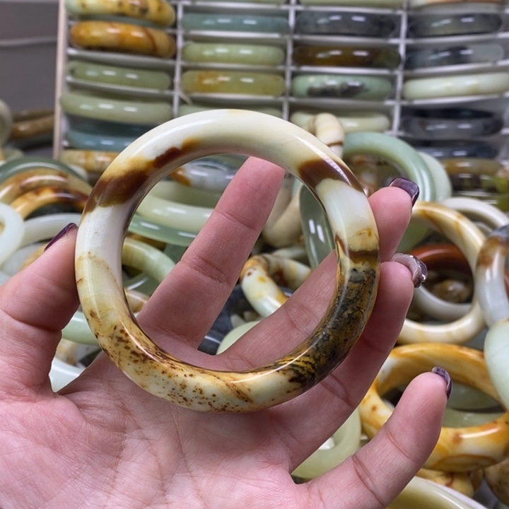 蛇纹石玉手镯未镶嵌