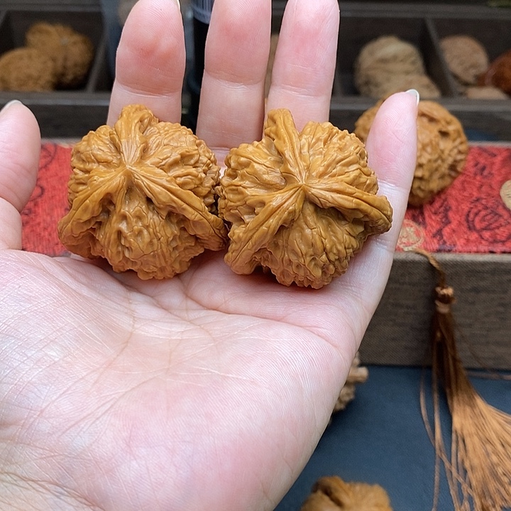 中***秋文玩核桃把件白奔