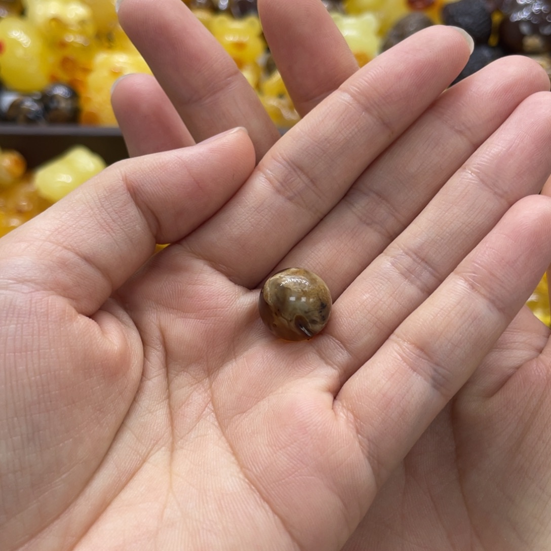 .****琥珀未镶嵌裸石存