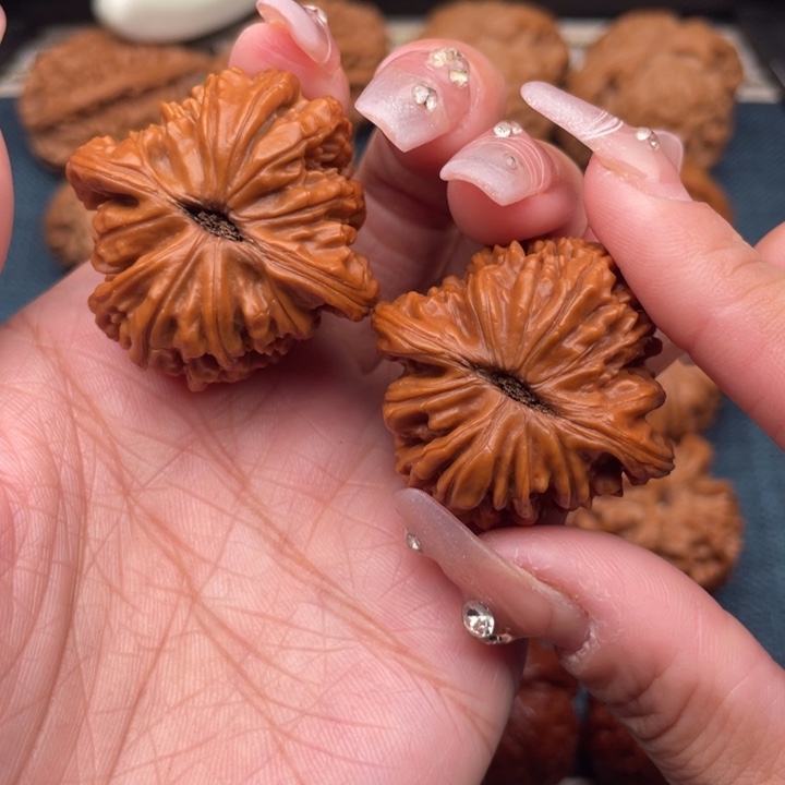 文玩核桃把件38全品老树红皮山地楼。