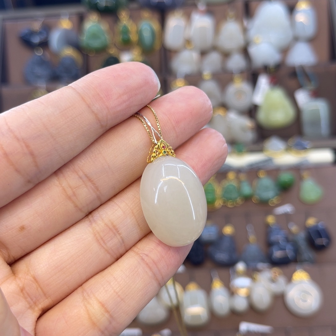 和田玉吊坠18K金镶嵌