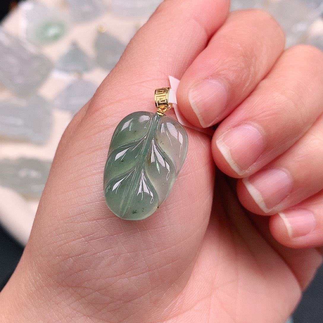 翡翠颈饰18K金镶嵌冰绿叶子