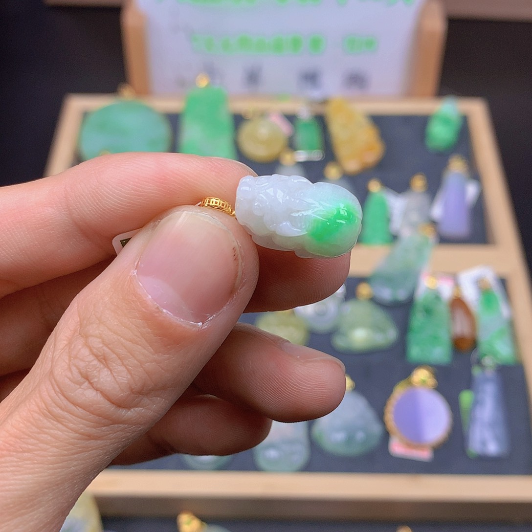 翡翠颈饰18K金镶嵌翡翠