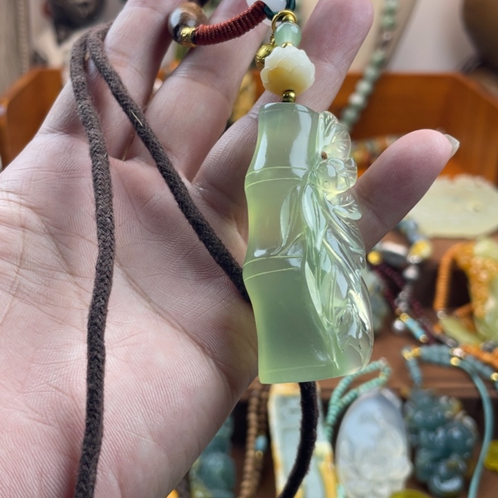 蛇纹石玉未镶嵌吊坠