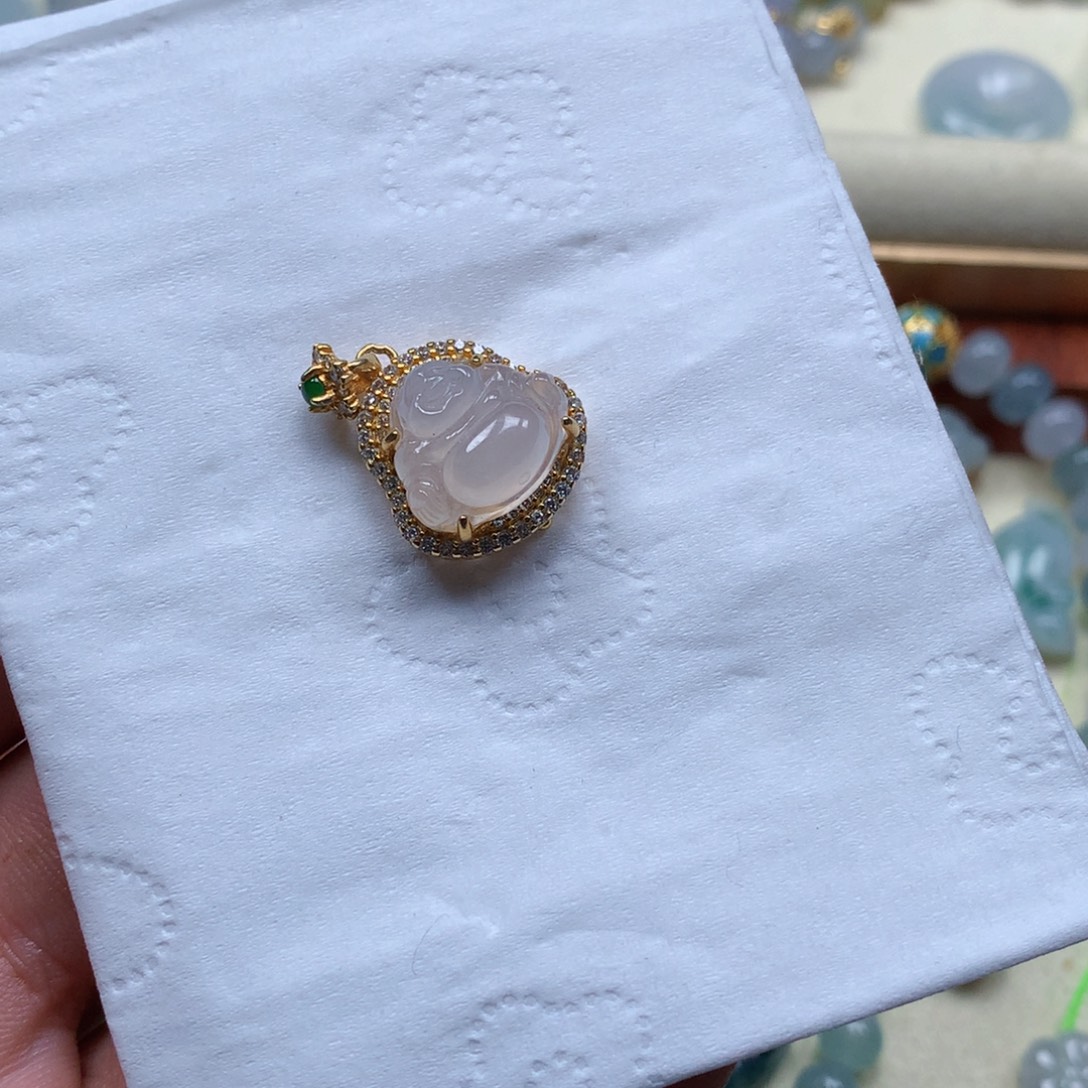 家***治翡翠未镶嵌颈饰是