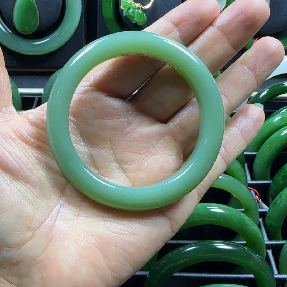 晴***里和田玉手镯未镶嵌