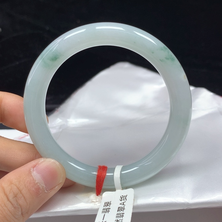 翡翠未镶嵌手镯（圆镯）56.6