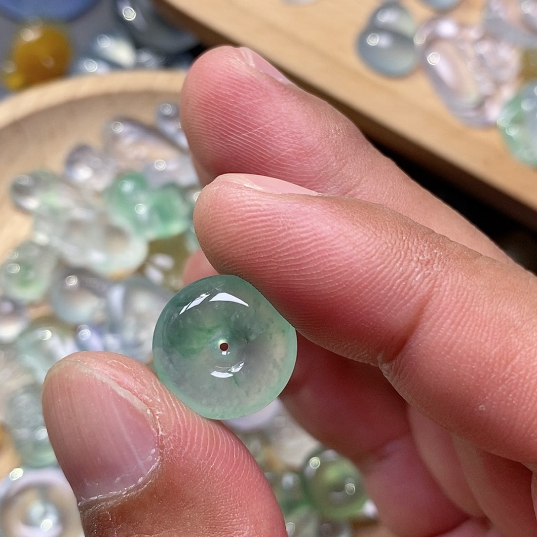 翡翠颈饰未镶嵌小**然翡翠