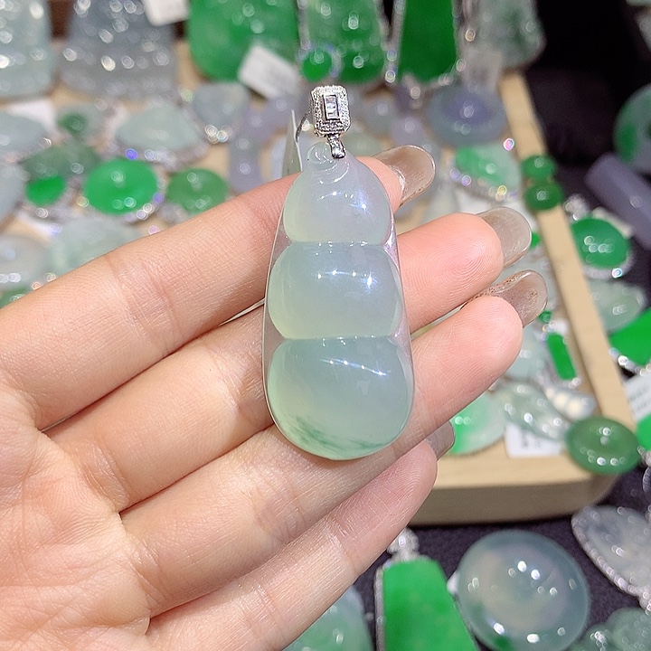 翡翠18K金镶嵌颈饰豆