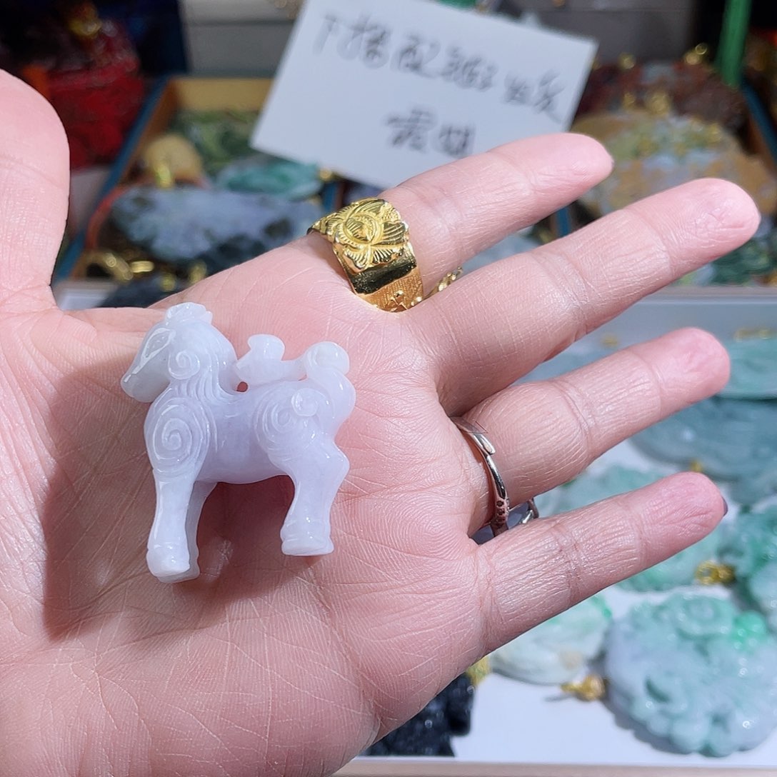 翡翠颈饰未镶嵌蝴**来翡翠白色战马