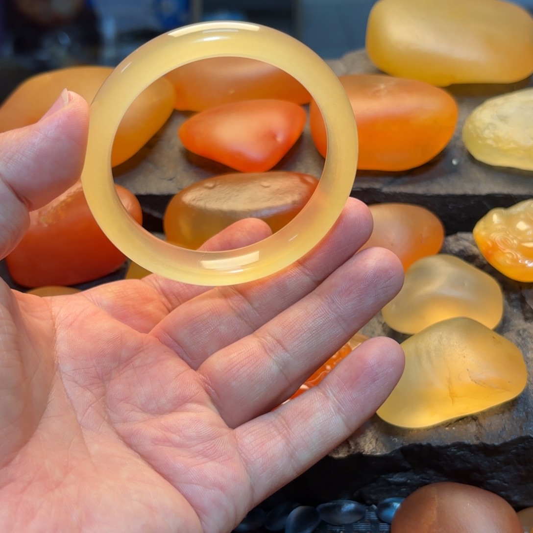 余***石英岩玉未镶嵌手镯