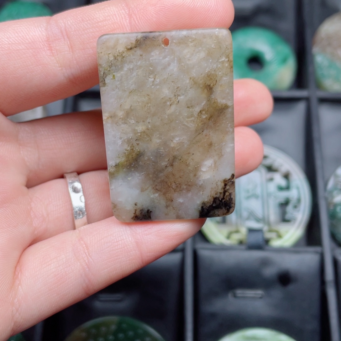 独山玉颈饰未镶嵌