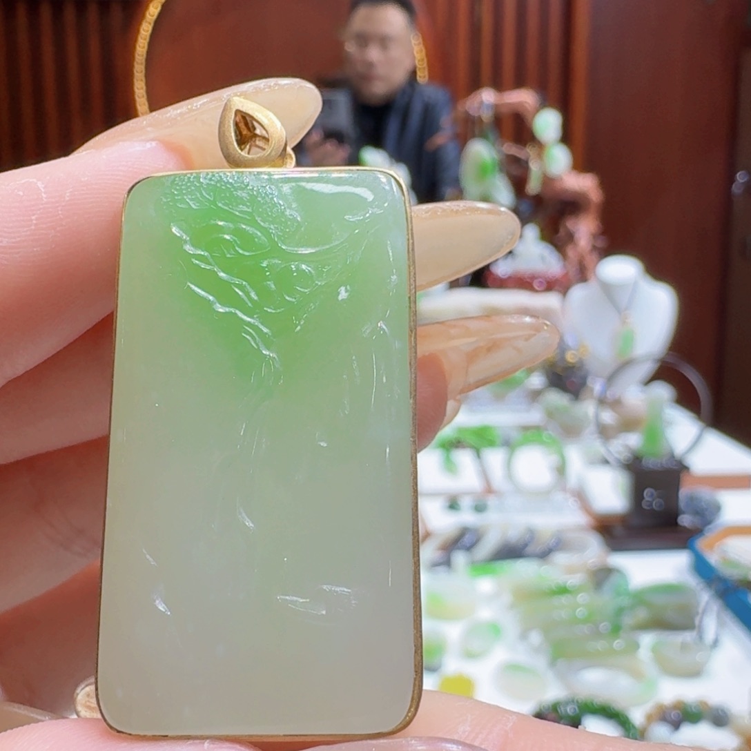 和田玉翠青山水牌18K金镶嵌