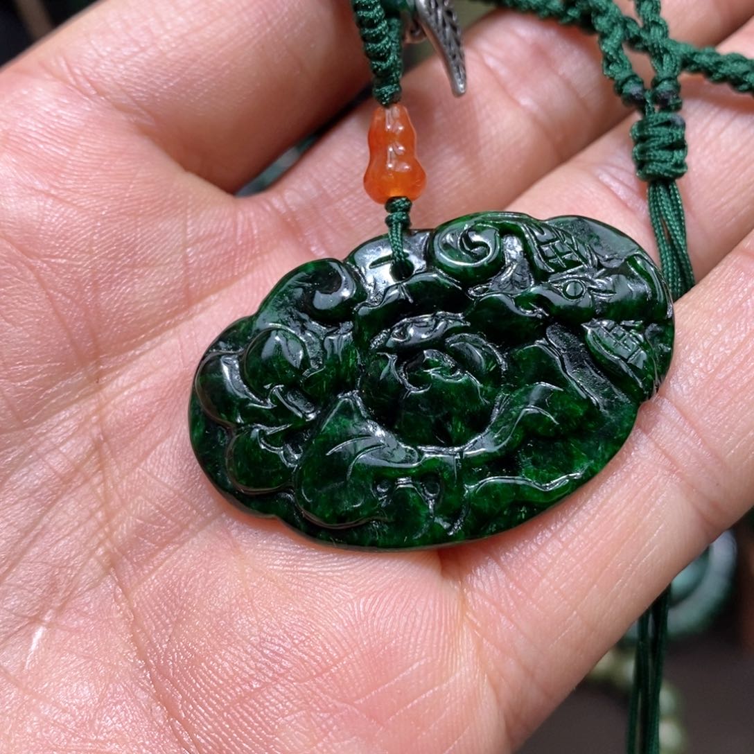 翡翠颈饰未镶嵌漂亮美眉