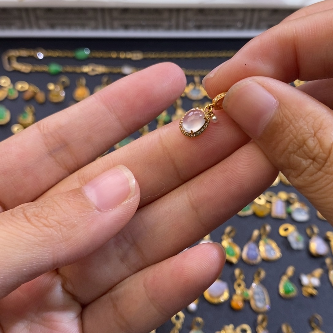 N***i翡翠18K金镶嵌颈饰翡翠